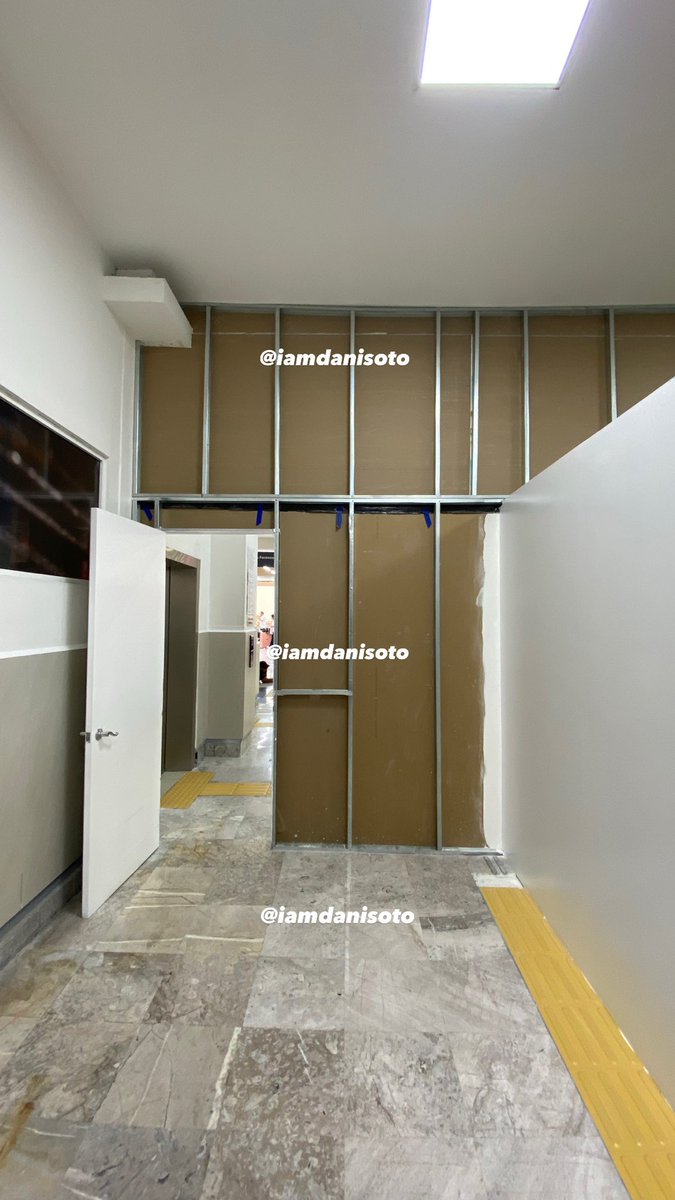 iamdanisoto's tweet photo. 🚻 Y ya que llegas a los baños...

En el acceso al sanitario de hombres aún se observan parches de yeso sin pintar y acabados pendientes.

Además, una división de tablaroca mantiene parte de su estructura metálica expuesta, sin terminar de cubrirse. https://t.co/TEdAtbjkmZ