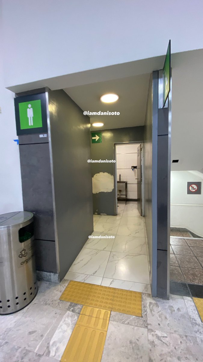 iamdanisoto's tweet photo. 🚻 Y ya que llegas a los baños...

En el acceso al sanitario de hombres aún se observan parches de yeso sin pintar y acabados pendientes.

Además, una división de tablaroca mantiene parte de su estructura metálica expuesta, sin terminar de cubrirse. https://t.co/TEdAtbjkmZ