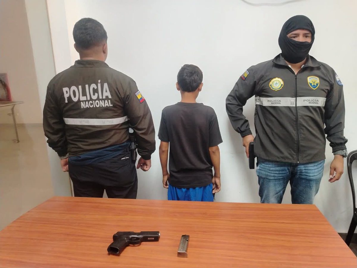 MinMedio's tweet photo. #Manabi
Terrible situación, un menor de edad que no llega ni a los 14 años fue detenido por un caso de sicariato en el Cantón de Pedernales .

Durante el operativo se incautaron una arma y una moto https://t.co/Dy21QTyEzz