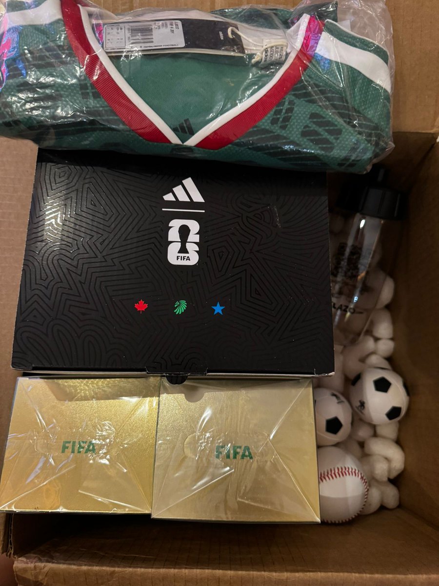ApuestaDoctor's tweet photo. Algunos regalitos que les tengo cortesía de @DuelazoMX que se van a empezar a ir desde este jueves en el México vs Serbia y así será durante todo el mundial 

👀👀👀👀👀👀👀 https://t.co/6W1rmic6j7