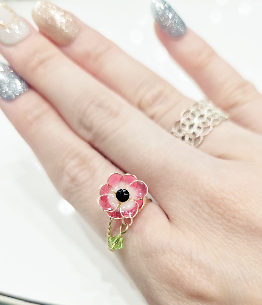 ayanes108's tweet photo. デザフェス戦利品
こちらは購入させていただいて即着用したアネモネ💍
ありがとうございました！
@jbc_potato 

#デザフェス63 https://t.co/asplcetoik