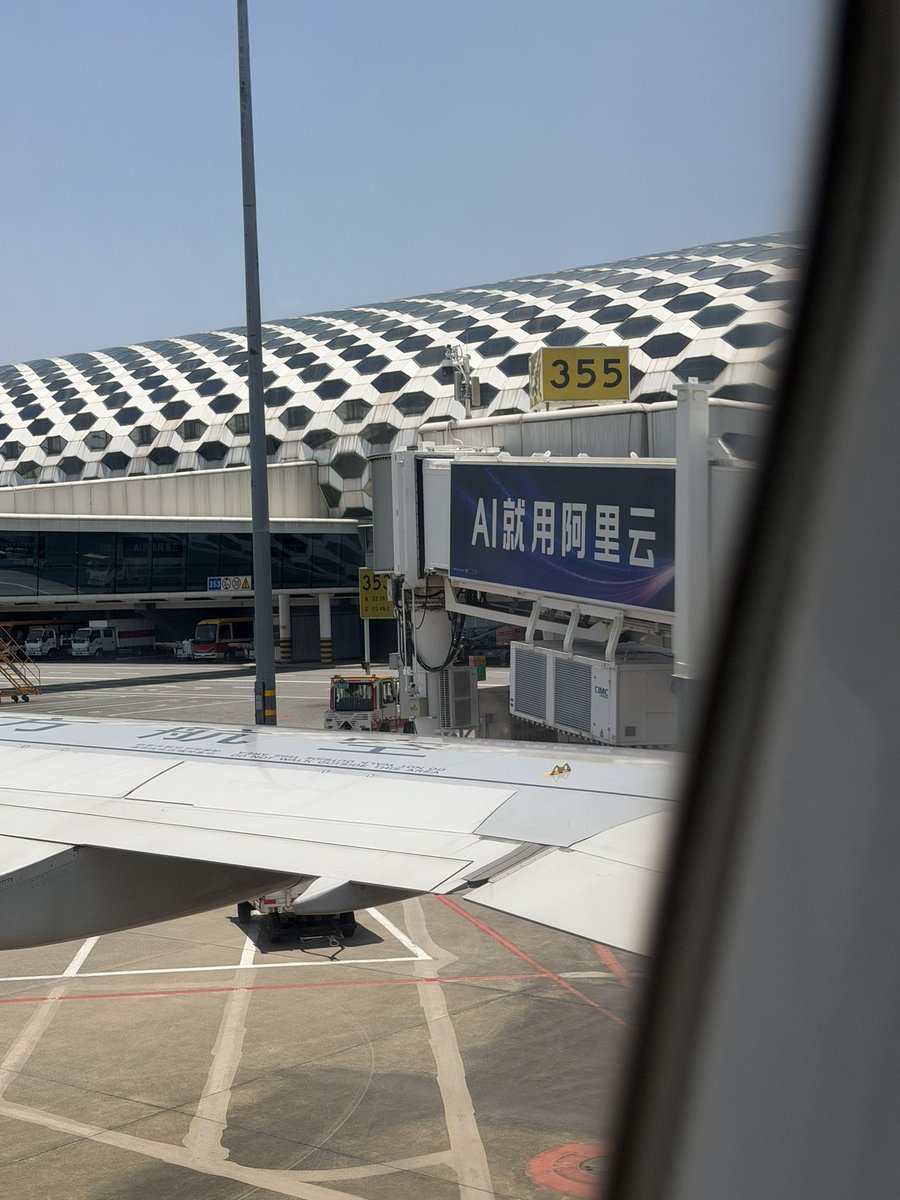 GeekParkHQ's tweet photo. Landed in Shenzhen - the first thing I saw before the plane even pushed back.😂
The AI industry in China is grinding so hard. https://t.co/BswEE3pH4j