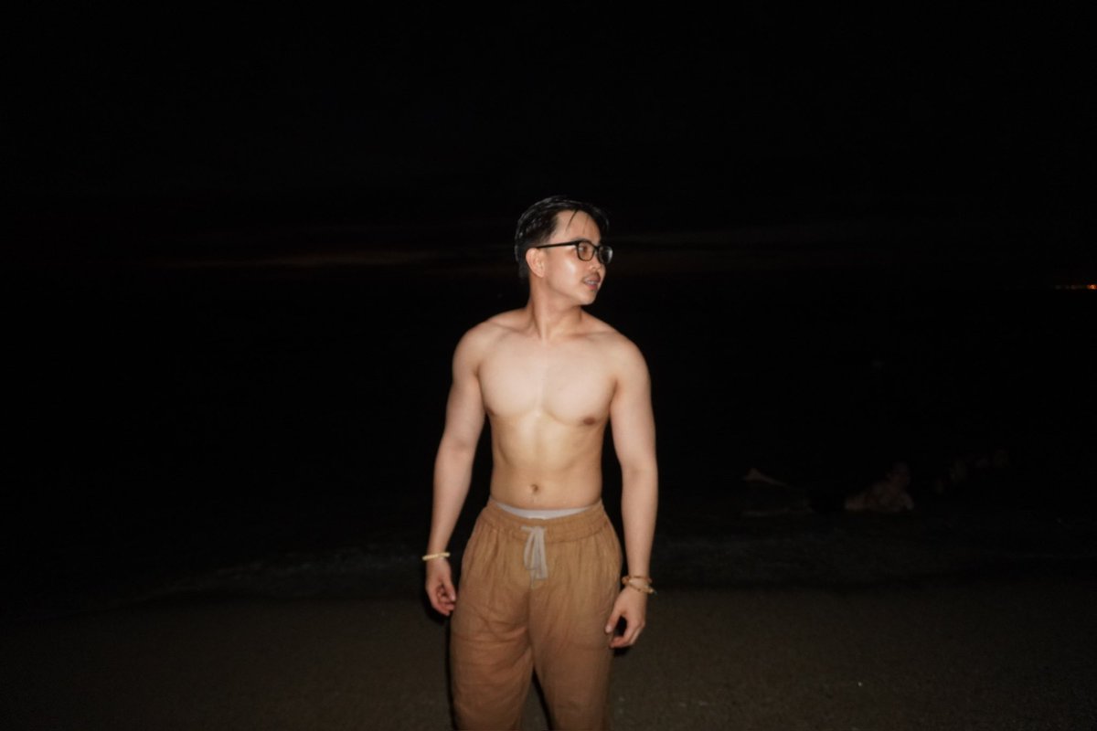 jercmabal's tweet photo. I'd stare too. https://t.co/G6bZQn8gGK
