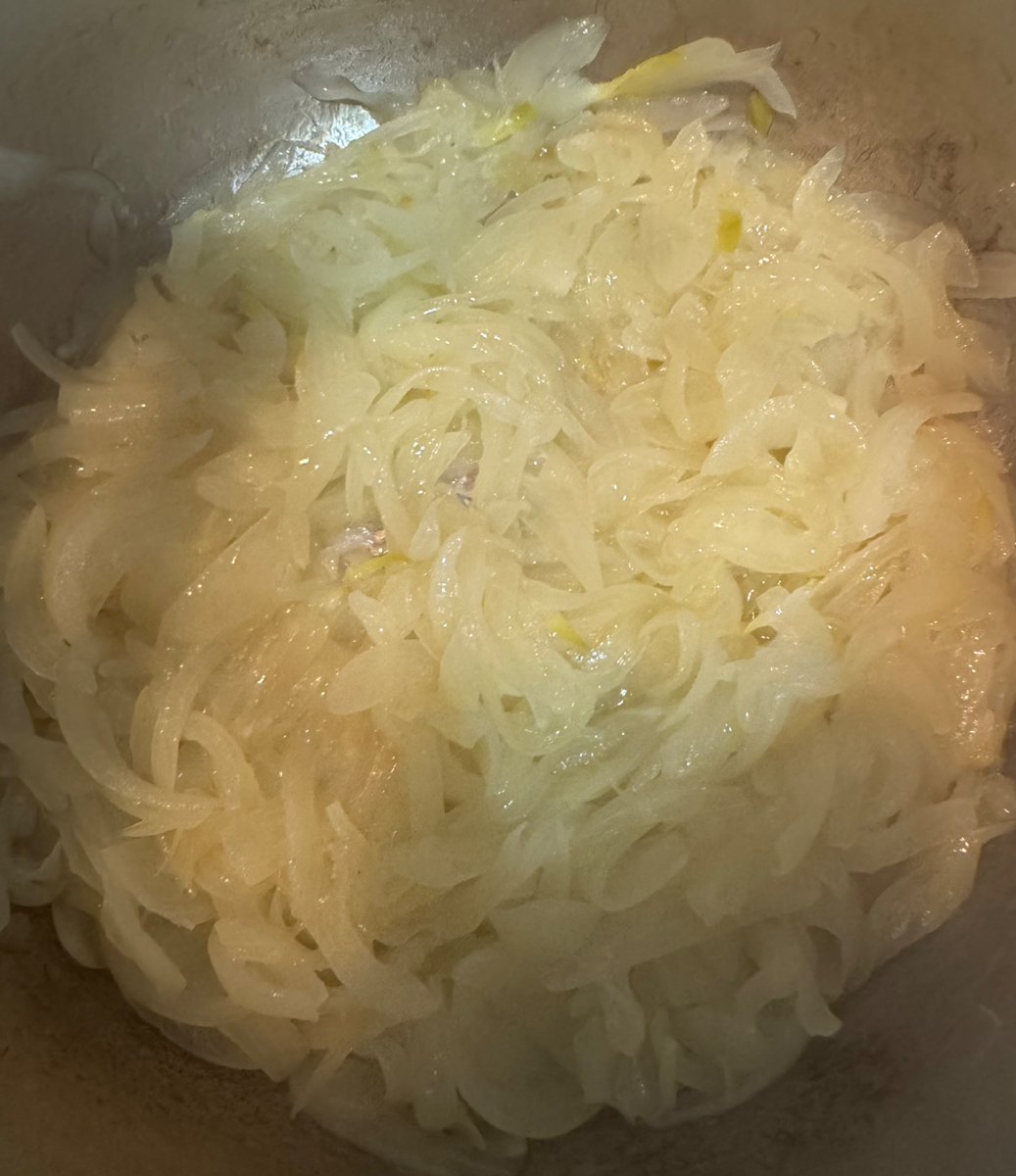 refuseangel's tweet photo. いきなり気温が上がりすぎで
無敵の玉ねぎ（一部貧弱あり）が腐るので
全部刻んで飴色玉ねぎ作成中

カレー粉ベースの基礎になるしルーカレーに入れても美味くなる https://t.co/iL3yoe8Ktv