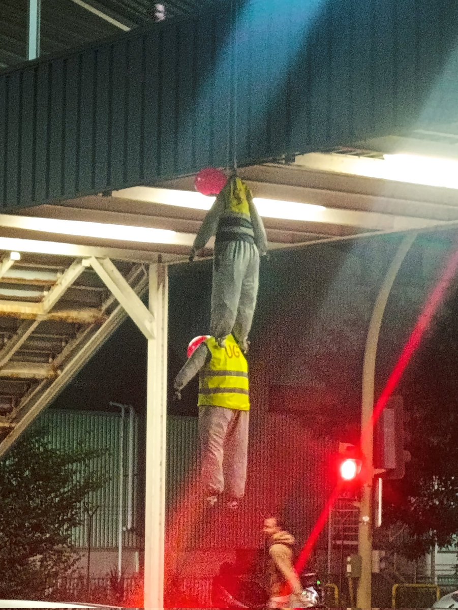 washany's tweet photo. Los trabajadores de Renault "agradeciendo" a los sindicatos firmantes el "gran" convenio de Renault #renaultenlucha https://t.co/6UiFOnMnX8