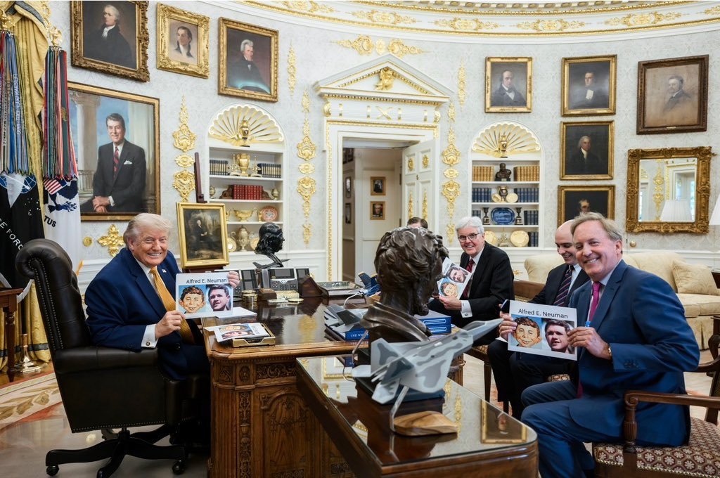HendrikGout's tweet photo. The Oval Office under Trump, compared with the Oval Office under Biden. https://t.co/JtFHUr9ahg