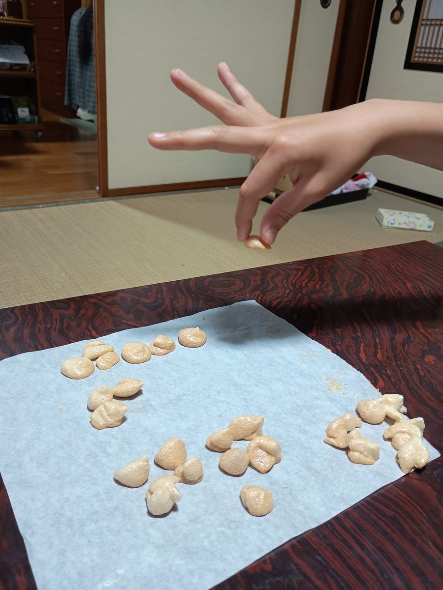 yosimi240's tweet photo. 久しぶりに甥っ子姪っ子と遊びました。一緒にメレンゲクッキー焼いて楽しんだ。顔は写りたくないが、手先だけは許してくれてポージングしてくれる姪っ子ちゃんカワユス♡

1番上とはラインアドレス交換。
そのうちお酒も一緒に呑むのかな。そのうちが直ぐになりそうですなぁ🍻 https://t.co/NjEn3FFP8c