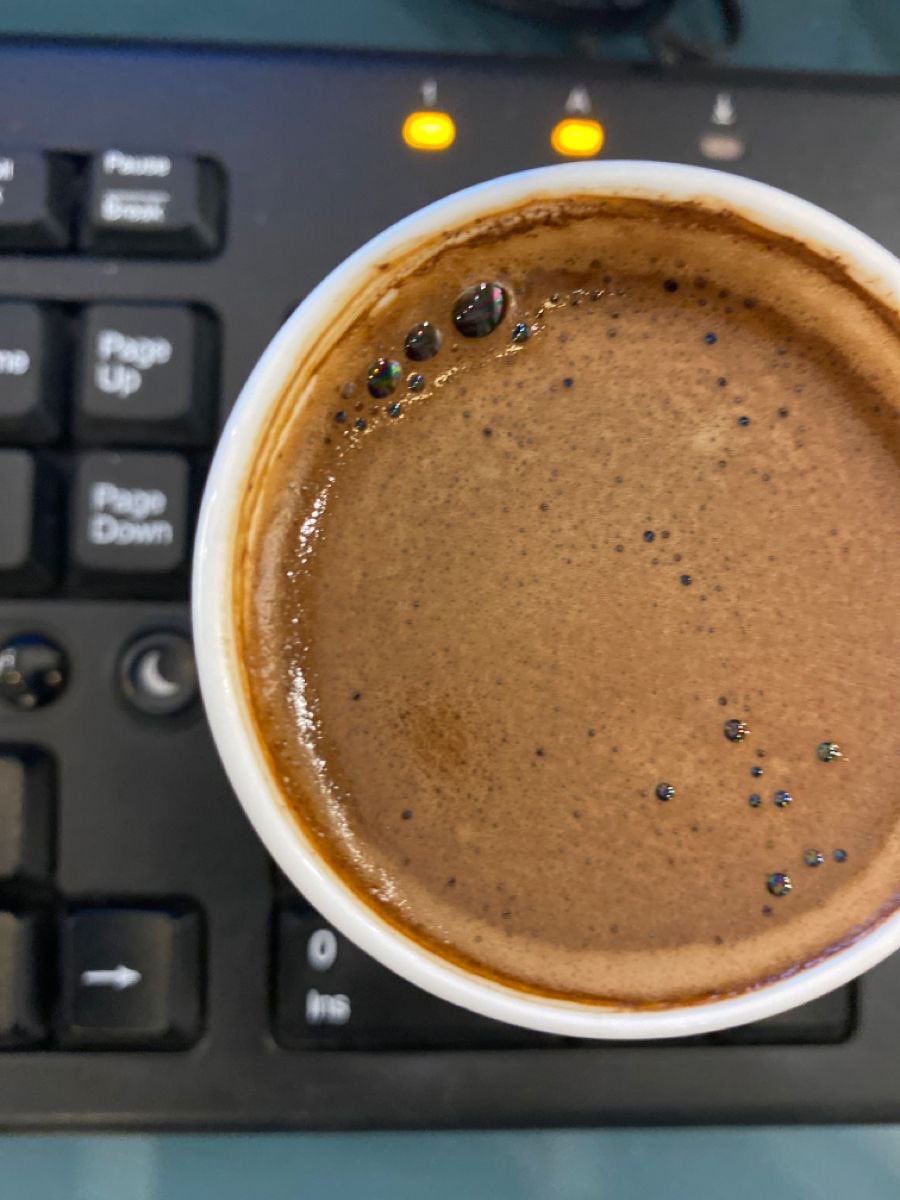 A_shin198i's tweet photo. ما يتفاهم الحر ابداً
.. ألغى صباح الخير
بلمره مساء النور😑
.
.
.
#onecoffee
#صباحو آشين https://t.co/yEbGNJYrDB