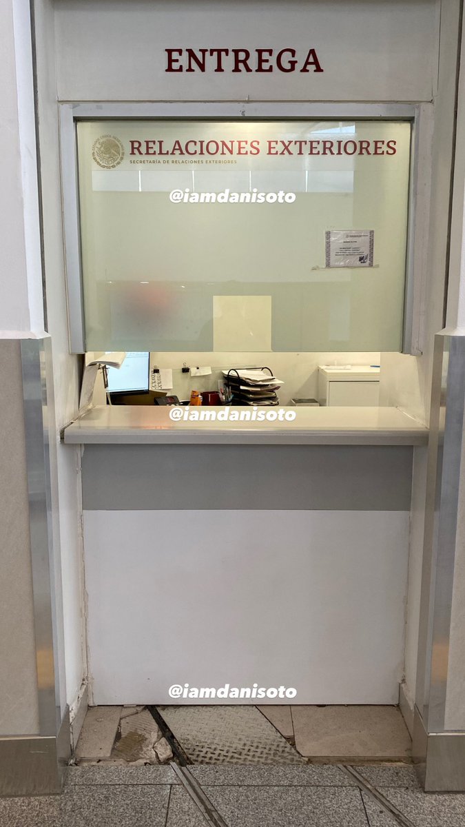iamdanisoto's tweet photo. 🚧 AUSENCIA DE PISO EN EL MÓDULO DE RELACIONES EXTERIORES

Y bueno... al parecer la remodelación de la Terminal 1 del AICM todavía no llega al módulo de la @SRE_mx 

Justo frente a la ventanilla, parte del piso permanece desprendido. 👇 https://t.co/XkgommO0Ym