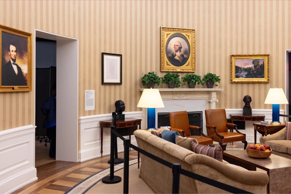 HendrikGout's tweet photo. The Oval Office under Trump, compared with the Oval Office under Biden. https://t.co/JtFHUr9ahg
