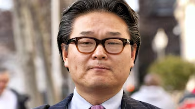 0xBizonacci's tweet photo. > shows up
> loses 20 billion dollars in 2 days
> goes to jail 

never trusting that hairstyle with thick framed glasses again https://t.co/SFwJXUQkBW