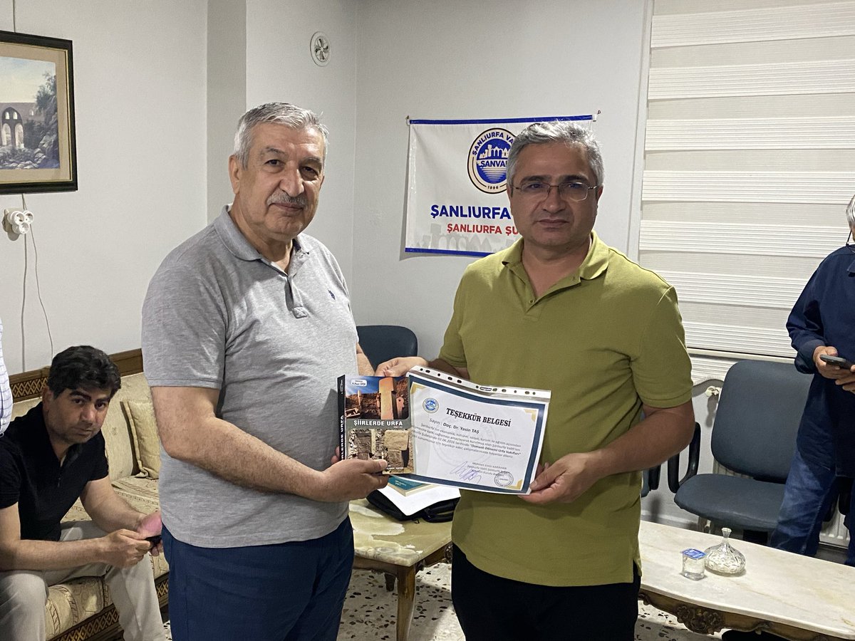 mek3001's tweet photo. Sn Doç. Dr. Yasin Taş, vakıf nedir, kuruluş amaçları, Osmanlı dönemindeki Urfa vakıfları ve vakıf çeşitleri nelerdir?başlıklarını tek tek ele aldı ve konular ile ilgili bir hayli derinleşmemizi sağladı Bu değerli ve keyifli söyleşi/bilgilendirme için kendilerine teşekkür ediyoruz https://t.co/WBkE7FCEUt