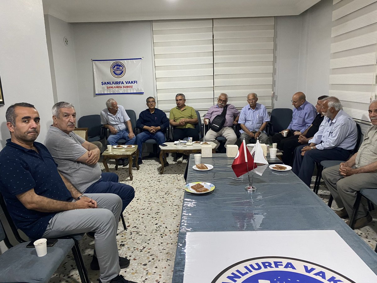 mek3001's tweet photo. Sn Doç. Dr. Yasin Taş, vakıf nedir, kuruluş amaçları, Osmanlı dönemindeki Urfa vakıfları ve vakıf çeşitleri nelerdir?başlıklarını tek tek ele aldı ve konular ile ilgili bir hayli derinleşmemizi sağladı Bu değerli ve keyifli söyleşi/bilgilendirme için kendilerine teşekkür ediyoruz https://t.co/WBkE7FCEUt