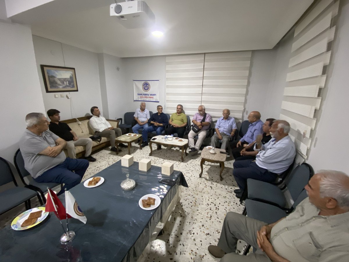 mek3001's tweet photo. Sn Doç. Dr. Yasin Taş, vakıf nedir, kuruluş amaçları, Osmanlı dönemindeki Urfa vakıfları ve vakıf çeşitleri nelerdir?başlıklarını tek tek ele aldı ve konular ile ilgili bir hayli derinleşmemizi sağladı Bu değerli ve keyifli söyleşi/bilgilendirme için kendilerine teşekkür ediyoruz https://t.co/WBkE7FCEUt