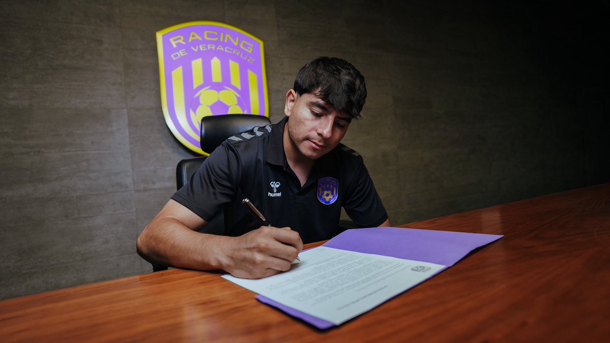 RacingVeracruz_'s tweet photo. Oficialmente, Jassiel Ruiz es Monstruo Morado ✍🏻😈

#NuestroCorazónNuestroEscudo💜 https://t.co/iXxGgDP9QU