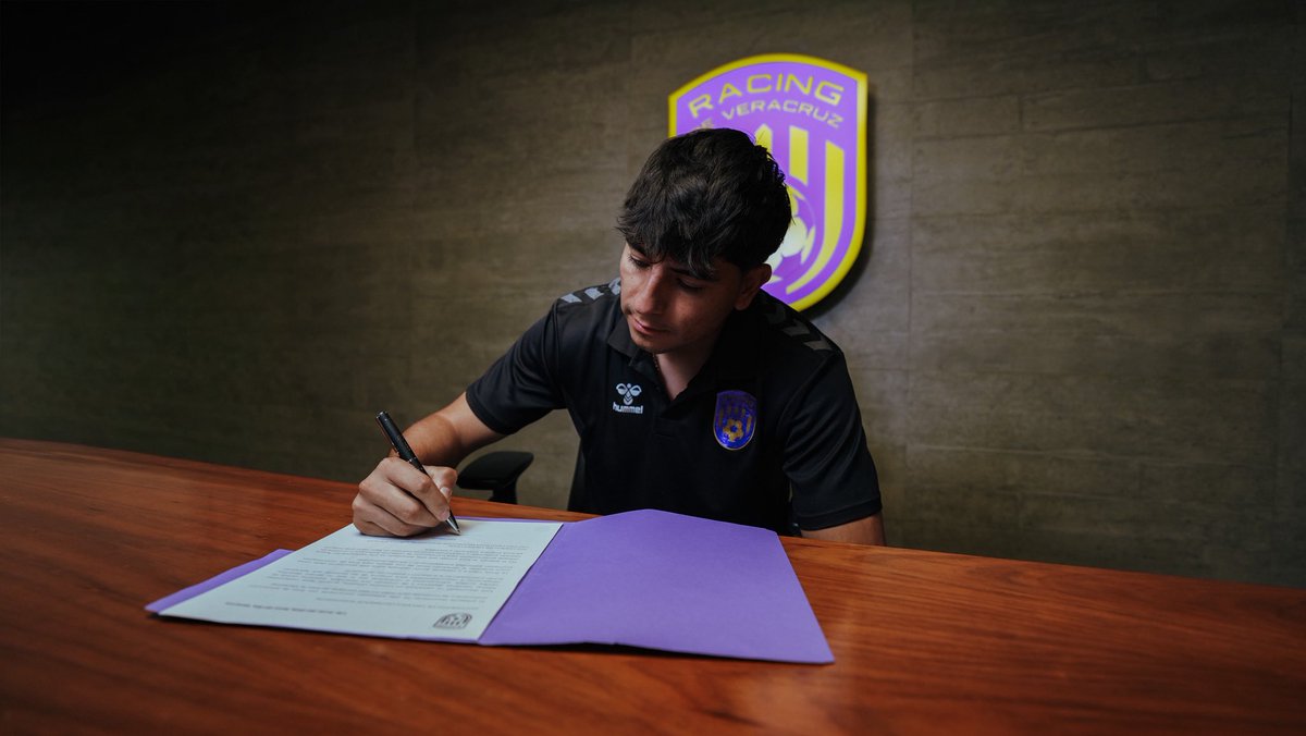 RacingVeracruz_'s tweet photo. Oficialmente, Jassiel Ruiz es Monstruo Morado ✍🏻😈

#NuestroCorazónNuestroEscudo💜 https://t.co/iXxGgDP9QU