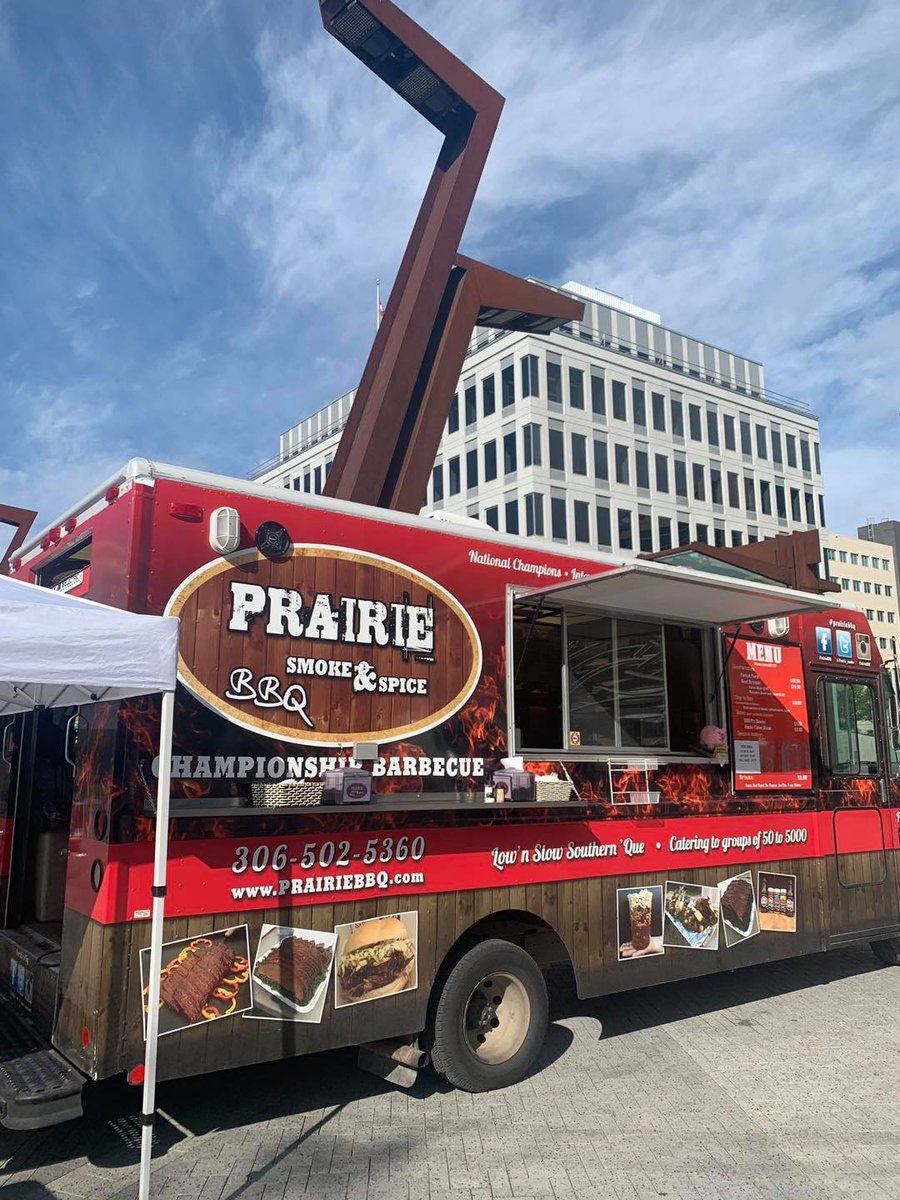 Prairie_smoke's tweet photo. Food Day!
Location: Regina Farmers' Market
📆June 3rd
⏰ 9am to 1pm
📍Pat Fiacco Plaza
Vacuum-sealed take-home meat is available
Regular menu:
Beef Brisket
Pulled Pork
Cup O' Que
Texas Big Beef Sausage
Apple Cider Slaw
BBQ Pit Beans
Maple Bacon Cornbread
Tumbleweed Pickles https://t.co/w7xhRGOhAW