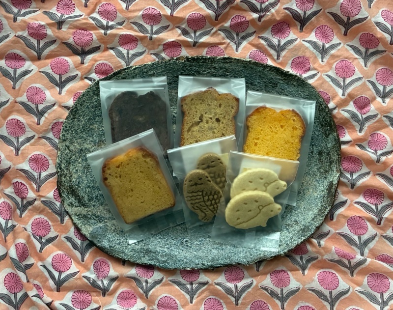 tango_kitchen's tweet photo. 6/3（水）
雨がまだまだ降っていますが・・
13時～オープンしました😙
今日から琥珀月夜菓子店のお菓子販売！
賞味期限長めの焼菓子をオーダーしたので、
しばらく販売できる予定です。
かすみごはんの「たけのこ入りラー油」も♩入荷しております✨
ご来店予定の方は何卒お気をつけてお越しください🙇‍♀️ https://t.co/N7oSqVzFFj