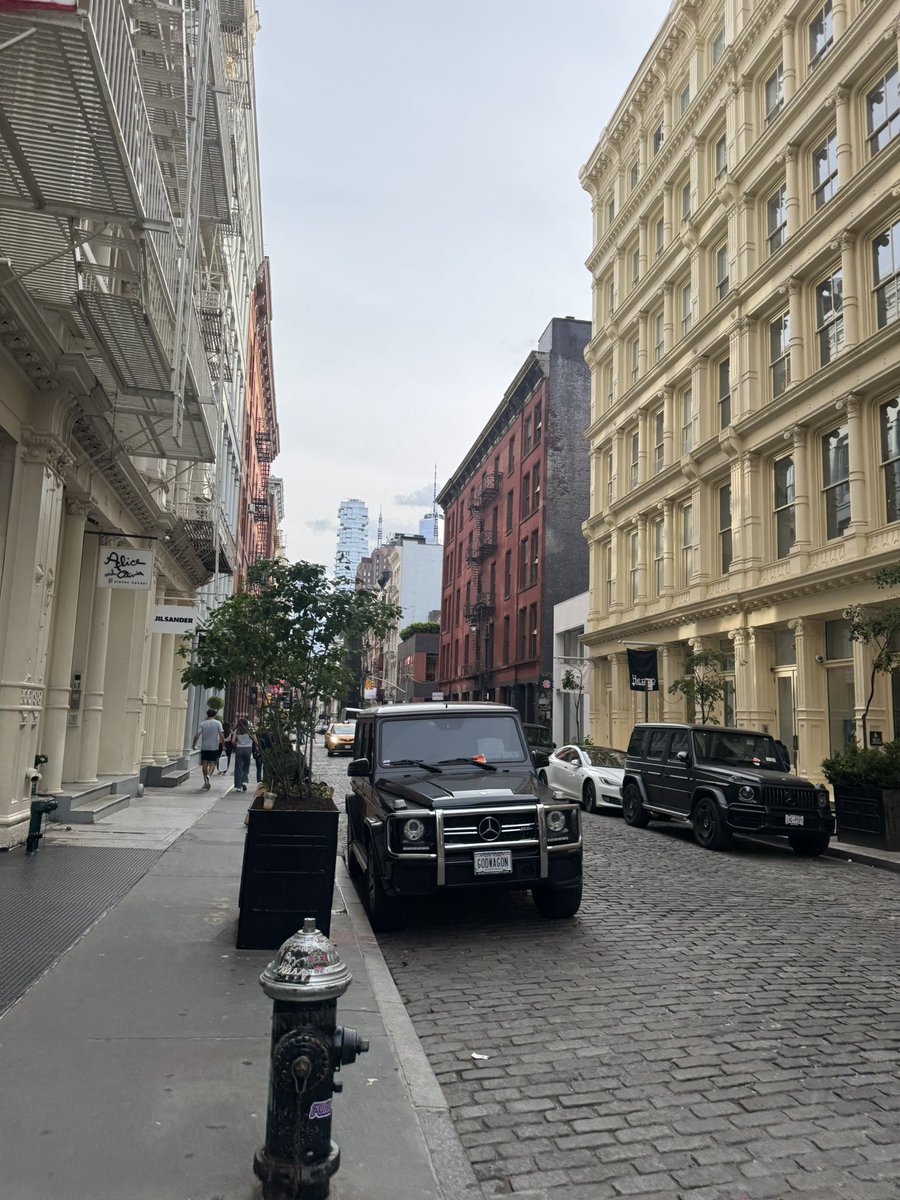 BoBrainerd's tweet photo. The coolest demos at @WorkOS in Soho today!!! 

Ft @composio @render @zapier + very happy ab my @getpostman tshirt 🔥

A lot of the future looks like great products connected by great APIs.

The builders in NYC this week are cookinggggggg 🗽🤍 @Techweek_ https://t.co/oNx7yeIyuI