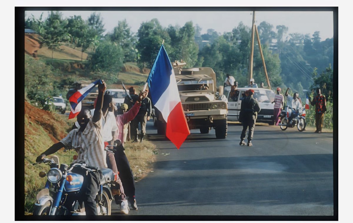 SituPatou's tweet photo. Le tueur retourne toujours sur les lieux du crime. 

@PaulKagame a démontré au monde entier que, la France était à la base du génocide. Pour aller plus loin, il a même quitté la Francophonie et imposé l’anglais dans tout le pays.
🤔⛓️‍💥 @2LaRepublique   @ProvSudKivu @Presidence_RDC @Alix_rdc
