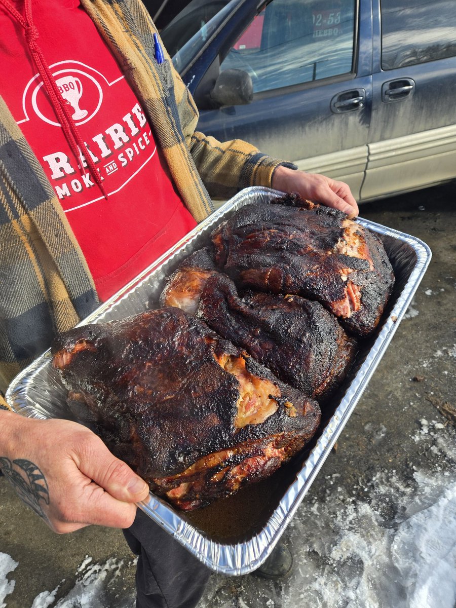 Prairie_smoke's tweet photo. Food Day!
Location: Regina Farmers' Market
📆June 3rd
⏰ 9am to 1pm
📍Pat Fiacco Plaza
Vacuum-sealed take-home meat is available
Regular menu:
Beef Brisket
Pulled Pork
Cup O' Que
Texas Big Beef Sausage
Apple Cider Slaw
BBQ Pit Beans
Maple Bacon Cornbread
Tumbleweed Pickles https://t.co/w7xhRGOhAW