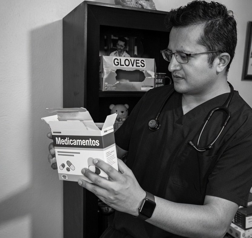 HectorRossete's tweet photo. Al secretario de Salud, un mensaje claro:

No se puede abandonar a los pacientes mientras se protege la ideología. No se puede callar ante hospitales sin recursos, medicamentos faltantes y médicos rebasados. Un cargo público exige valentía, ética y humanidad, no obediencia ciega.

La salud no es propaganda. La salud es vida. Y quien guarda silencio frente al deterioro del sistema, también carga responsabilidad.

México merece ciencia, dignidad y respeto para sus pacientes.