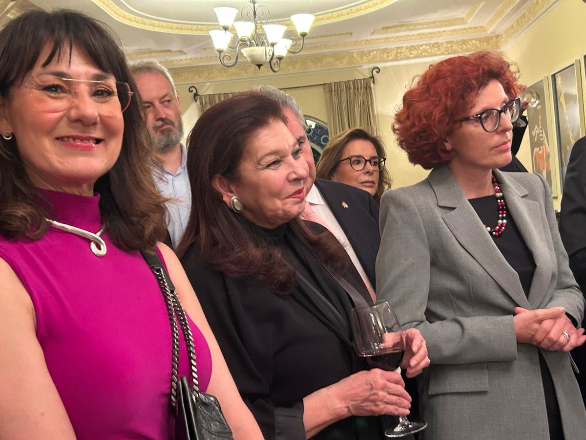 PLenMexico's tweet photo. Con gran alegría acompañamos hoy a la Dra. Emb. Beata Wojna en la ceremonia de entrega de la distinción Bene Merito, otorgada por el Ministro de Asuntos Exteriores de Polonia y entregada por el Viceministro Wojciech Zajączkowski.
Su compromiso con el diálogo internacional, la academia y el acercamiento entre Polonia y México ha dejado una huella profunda. Gracias por construir puentes de entendimiento y amistad entre nuestros países. ¡Muchas felicidades por este reconocimiento tan merecido! 🇵🇱🇲🇽 @BeataWojna