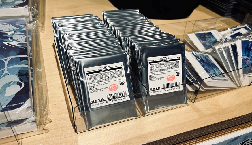 KYOTO_IPSHOTEN's tweet photo. 📣入荷情報📣
お待たせしました！
大変好評をいただき完売しておりました下記商品につきまして再入荷致しました！

アニメ『怪獣8号』新規コンセプトグッズ
✅ トレーディングかるた風色紙

#KaijuNo８ #京都IP書店 https://t.co/SJlzyiXMhx