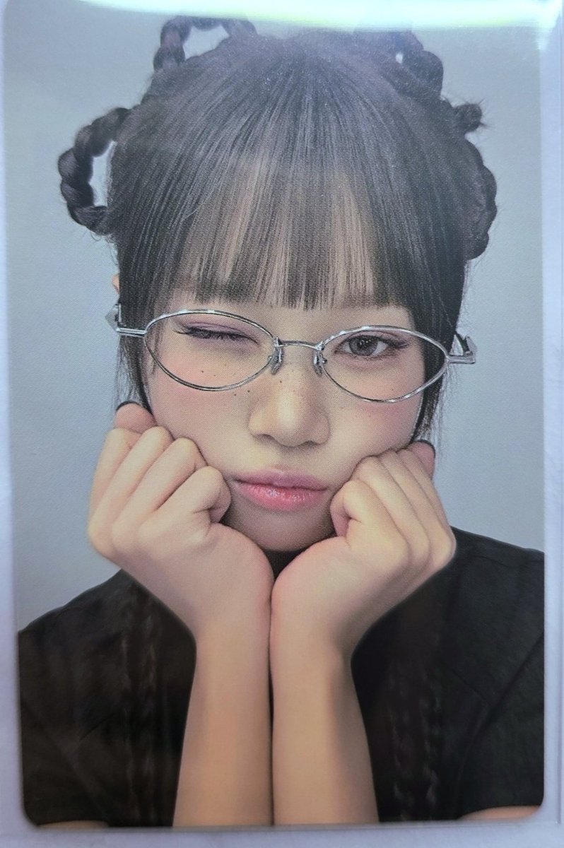 chaewonkimpic's tweet photo. chaewon's photocards this era are so crazy https://t.co/JR4OroEAcD