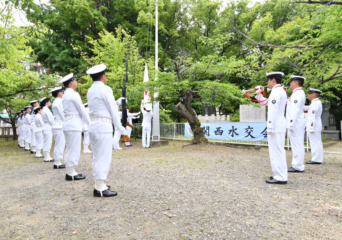 jmsdf_hanki_pr's tweet photo. 5月31日（日）大阪護国神社において海軍関係戦没者追悼式が執り行われ、戦没された方に対し哀悼と敬意を込めて儀仗隊の敬礼及び弔銃発射後、献花を行いました。#海上自衛隊 #阪神基地隊 #阪基 #JMSDF https://t.co/wOjJaBzOTS