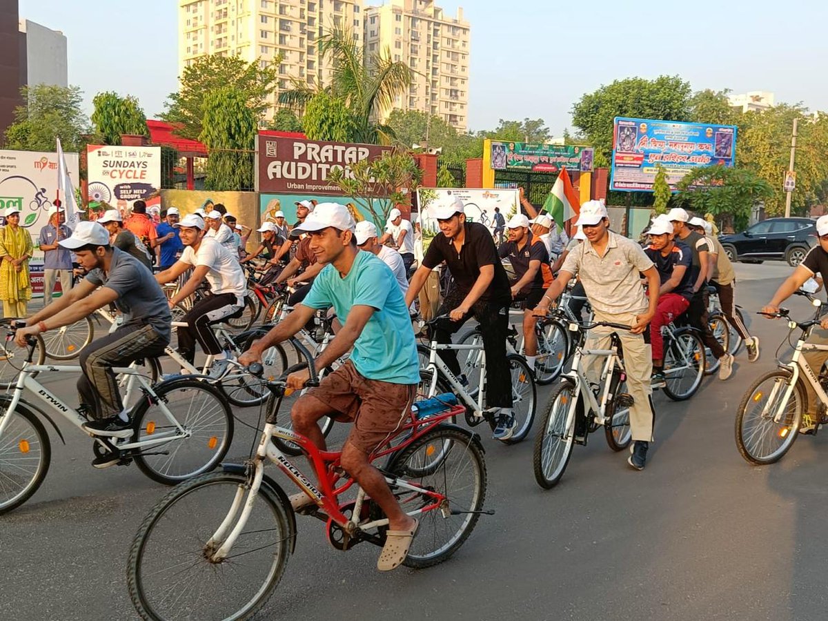 YuvaAlwar's tweet photo. Cycle rally organised by Mera Yuva Bharat Alwar on occasion of world bicycle day on 3rd june at Pratap Auditorium, Alwar to promote fitness and health. 
#worldbicycleda
#mybharat
#fitindiac
@MYBharatHQ @YASMinistry @mansukhmandviya https://t.co/4UzypiYRO3