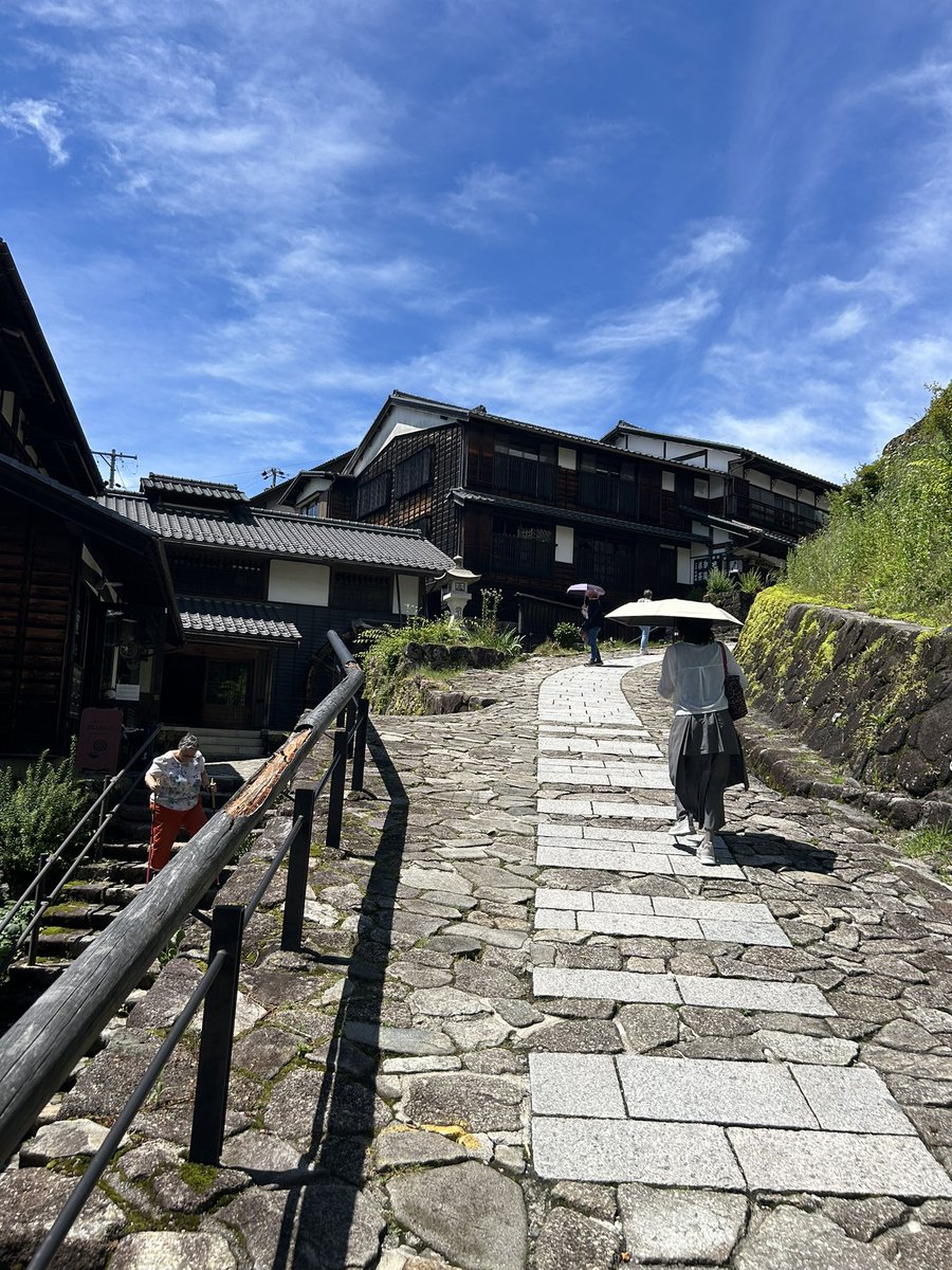 kanti990's tweet photo. 中山道の馬籠に到着。風が心地よくて天気も抜群。

写真で馬籠の良さが伝わります様に。

すれ違うのは外国人ばかり。 https://t.co/XgKRAVO5aA
