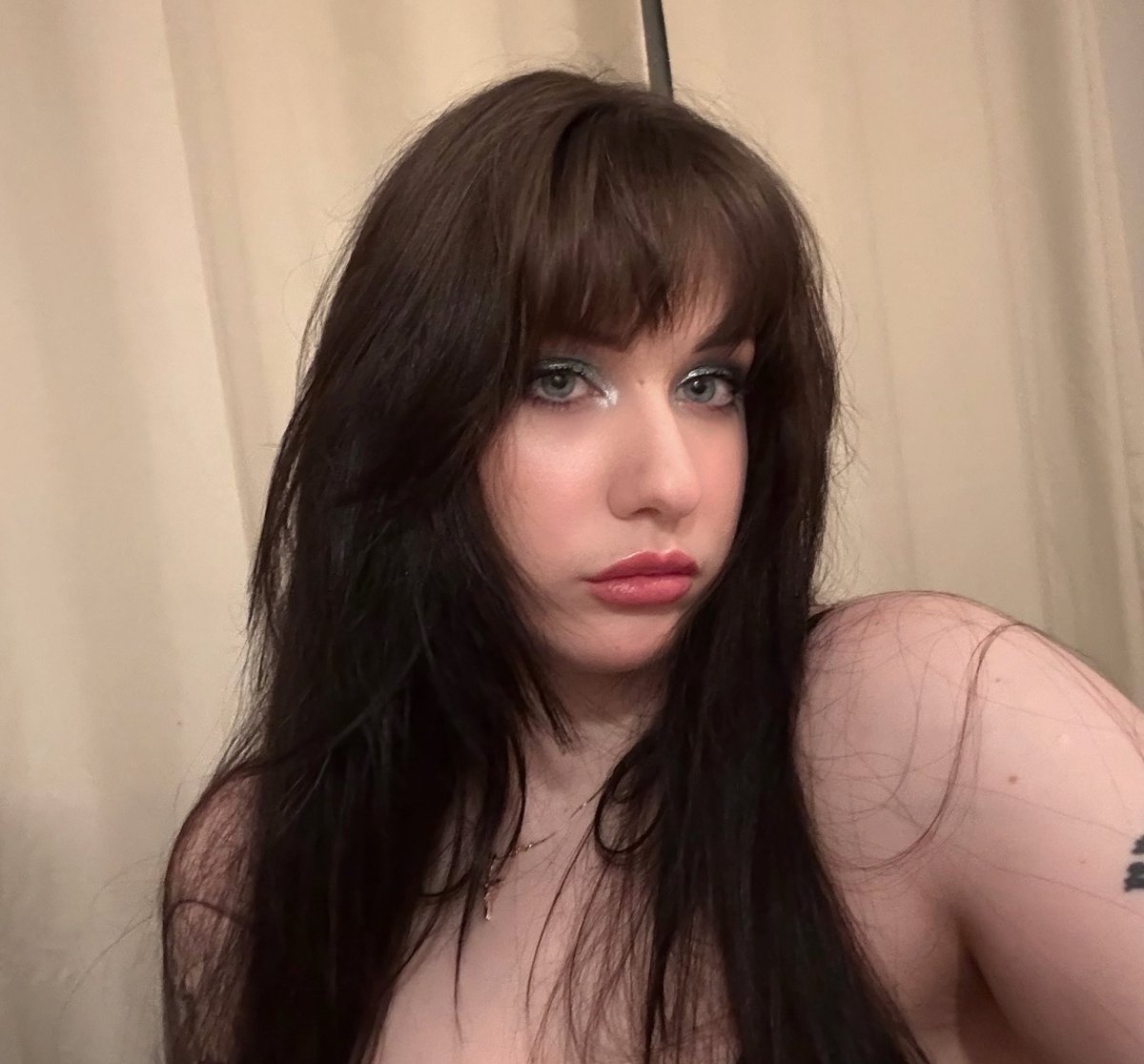 yourfavbrat00's tweet photo. Lighting in my room so bad every picture I take looks like a hostage photo 🫩 https://t.co/m1AfW8RdJn