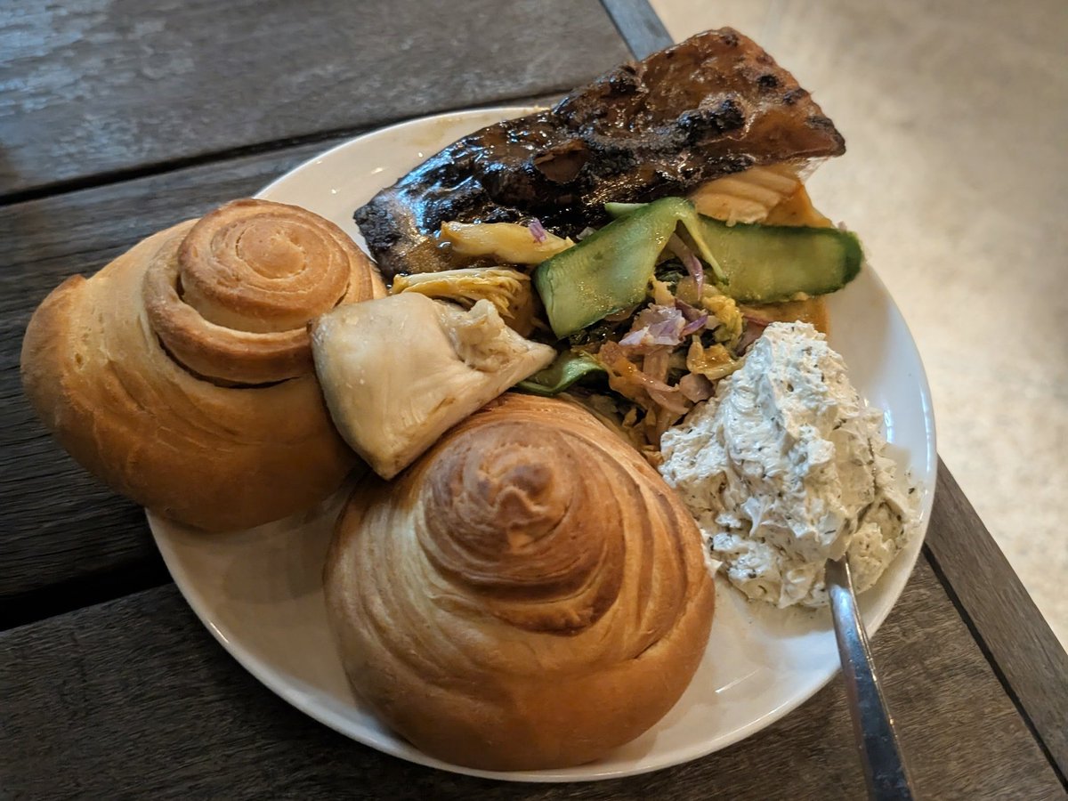 PrayingPlantis's tweet photo. GINORMOUS PARTY TODAY so hit the leftovers jackpot https://t.co/rvNRw87cUN