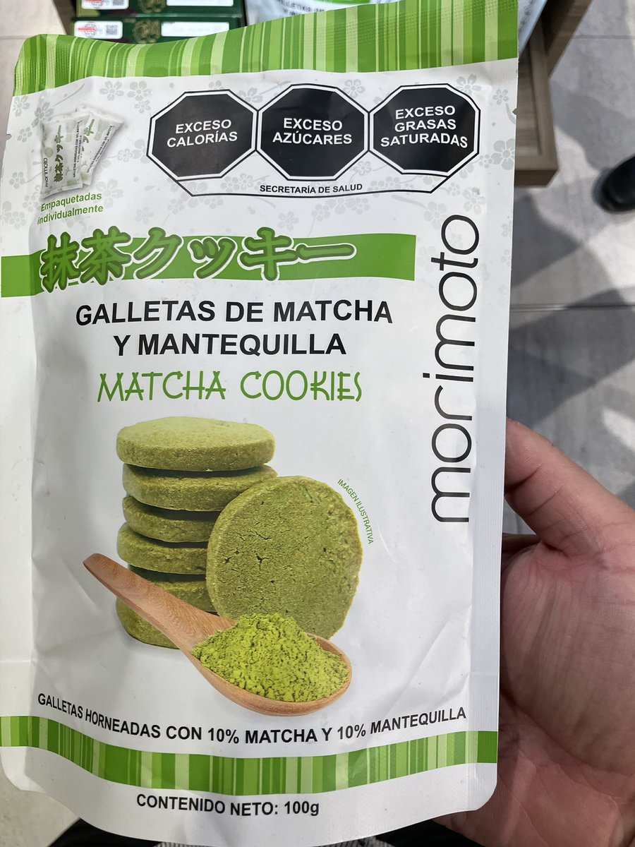 mx_export_'s tweet photo. 日本帰国まであと2日。
今回のメキシコ訪問で一番気になったことが、「日本っぽい商品が多い」ことでした。

パッケージにひらがなや漢字の記載があり、ブランド名を日本語っぽくしたりと一見日本のお菓子に見えるのですが、裏面を見ると別のアジア圏の国で製造されたとの記載が😤
ビックリするくらい多いです。

中には日本の国旗🇯🇵を表示したり、日本製と大きく書いてあっても違うという完全アウト👍の商品も見られます

正直この件は他にもいろいろあって悪意しか感じないのですが、残念ながらメキシコ人には日本の商品なのかそれ以外のアジア圏の国なのか違いが判別できません。

もちろん価格もそして味も全然違います。

あれを日本製として食べられるのは、やっぱり悲しいですし、是非本物の日本の美味しいお菓子を味わって欲しいと心から感じた次第です。

ちなみにメキシコの皆様へ
裏のバーコードが49か45で始まっているかどうか。是非チェックしてみてください。
日本のブランドの商品であることを意味しています。

本物の日本のお菓子をお試しください。

Solo me quedan dos días para regresar a Japón.

Lo que más me sorprendió durante este viaje a México fue la enorme cantidad de productos con apariencia japonesa.

El empaque suele tener caracteres hiragana y kanji, y las marcas a menudo suenan japonesas, lo que hace que a primera vista parezcan dulces japoneses. Sin embargo, al examinarlos con más detalle, ¡la parte posterior del empaque revela que fueron fabricados en otro país asiático! 😤
Es sorprendentemente común.

Algunos incluso muestran la bandera japonesa 🇯🇵 o indican prominentemente "Hecho en Japón", aunque claramente no lo son. 👍 Honestamente, este problema, junto con otros, parece pura maldad. Desafortunadamente, los mexicanos parecen incapaces de distinguir entre productos japoneses y los de otros países asiáticos.

Por supuesto, los precios y los sabores son completamente diferentes.

Es realmente triste ver que estos productos se consuman como si fueran japoneses, y espero sinceramente que la gente pruebe los auténticos y deliciosos dulces japoneses.

Por cierto, un mensaje para todos en México:
Por favor, verifiquen si el código de barras en la parte posterior comienza con 49 o 45.

Esto indica que es un producto de marca japonesa.

Anímense a probar dulces japoneses auténticos.
