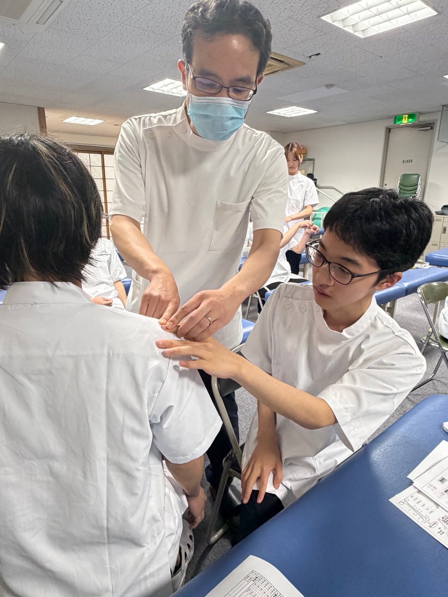 IWAD_senmon's tweet photo. #作業療法学科　#1年生　
今回の　#授業は　リハビリテーシ��ンにおける機能評価法について解説し実際に実技を行いながら解剖学を加え授業が進められました。

＃医療系　＃作業療法 https://t.co/3HMwzGwzQr