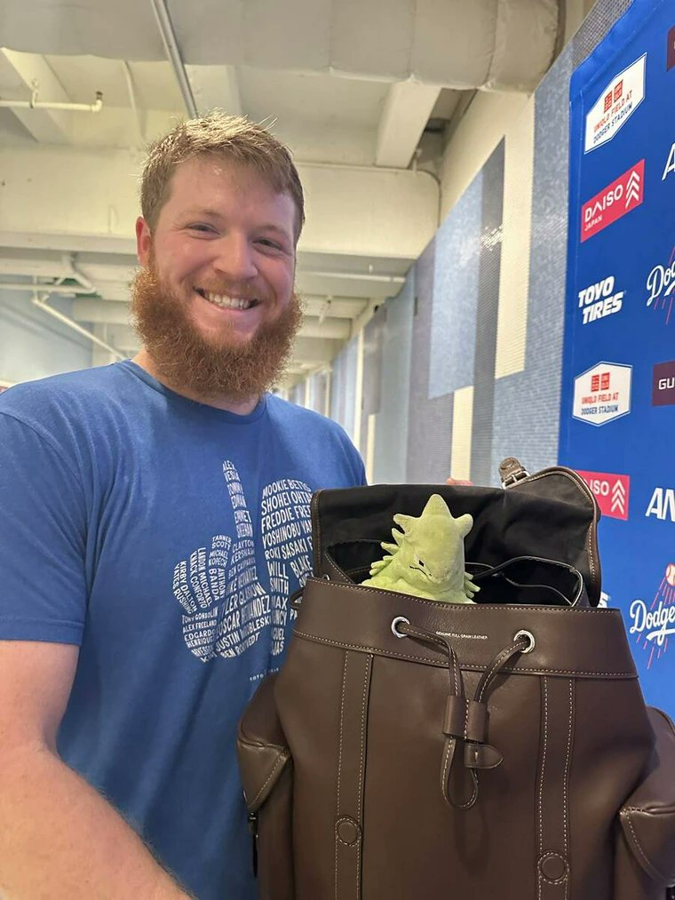 MLB_comment's tweet photo. バンギラス大好きでぬいぐるみを持ち歩くクライン https://t.co/wjB6jTADBE