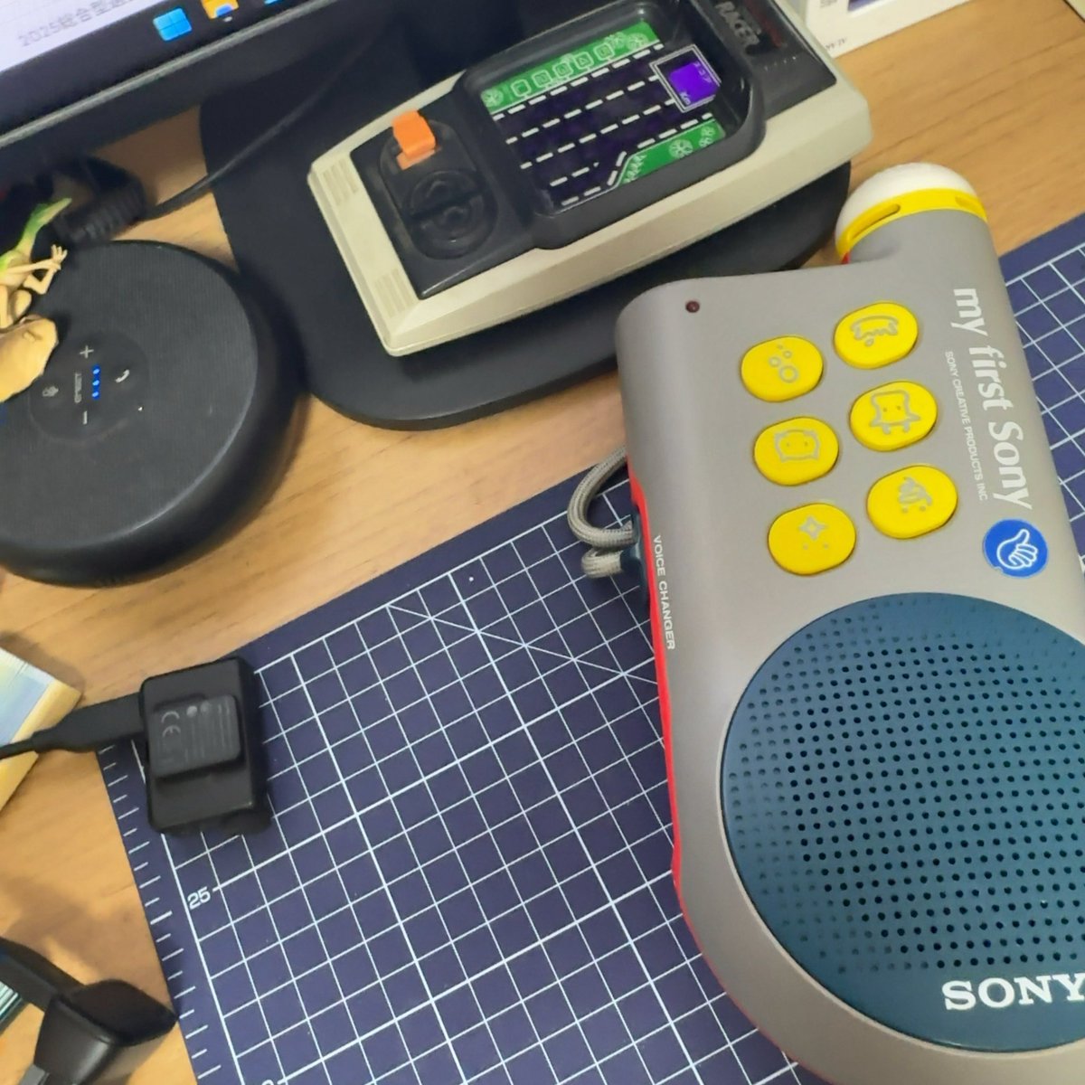 xbeeing's tweet photo. アトラクションマイク
コンデンサー全交換で直ったと思ったら1分くらいで

ぼっぼっぼっぼっ

みたいな音しか出なくなった😂

やはり、写真の3点ダイオードみたいなのが最後に死んだのかなあ？

どれと交換したら良いのか....

電解液の青錆みたいなのも取れないし.... https://t.co/ljaKRdD6qC