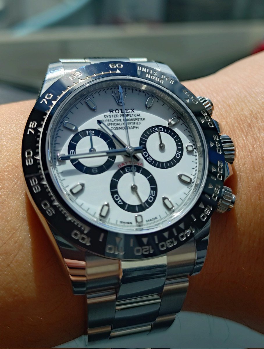 KDMrolex's tweet photo. 今日はデイトナ🐼
デイトナの何がいいかが話題になっていたので、貸金庫から引っ張り出してきました✨
資産性は否定しませんが、サイズ感も薄さも含めた付け心地、装着した時のワクワク感が好きですね😍
ただ、付けている人も多いので、同じ日に何人かと被ると少し恥ずかしくなっちゃいます😘 https://t.co/5eZk4rRWyZ