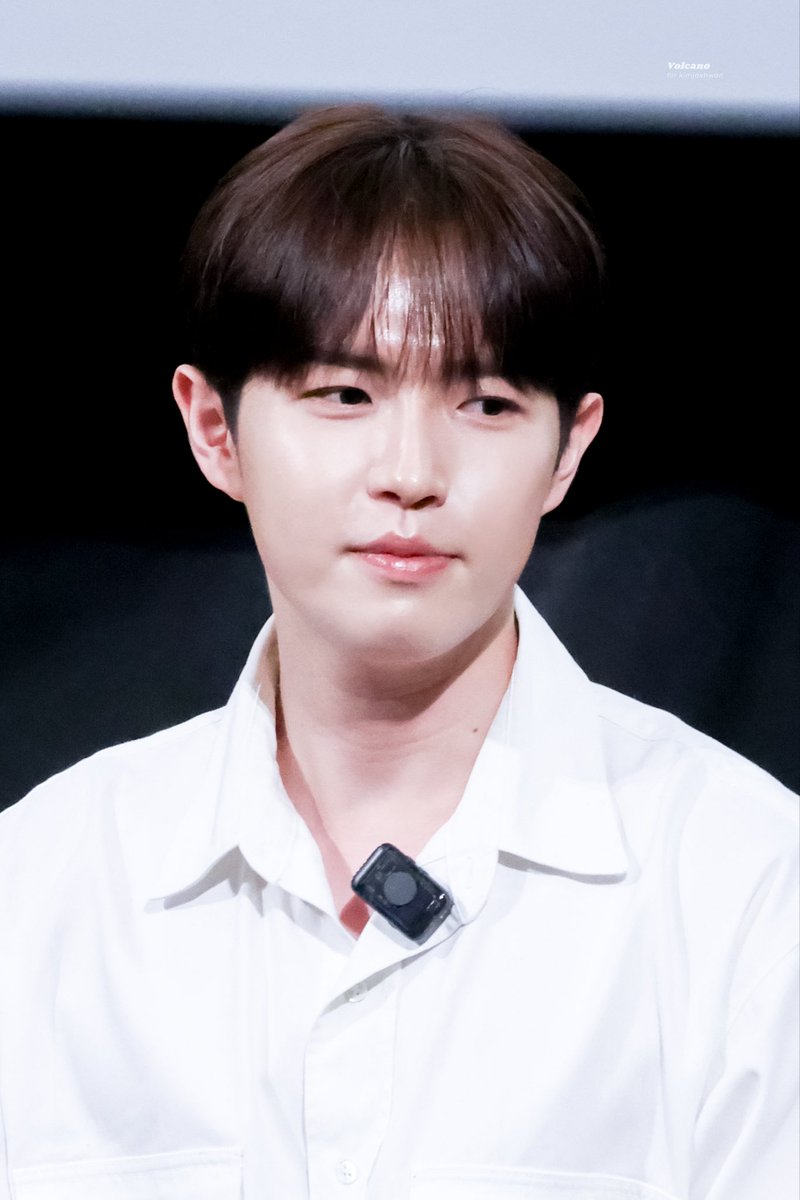 volcano527's tweet photo. 260602 워너원고 무대인사

#김재환 #KIMJAEHWAN https://t.co/sHcKcJ4DMu
