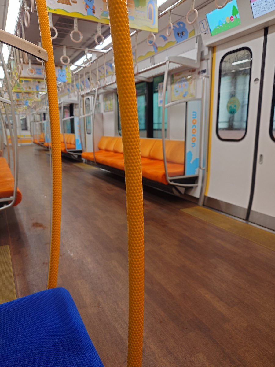 312_ringo's tweet photo. 電車ガラガラ、
台風のせい!?
アタシは今から仕事へ…… https://t.co/4HMI59lLt9