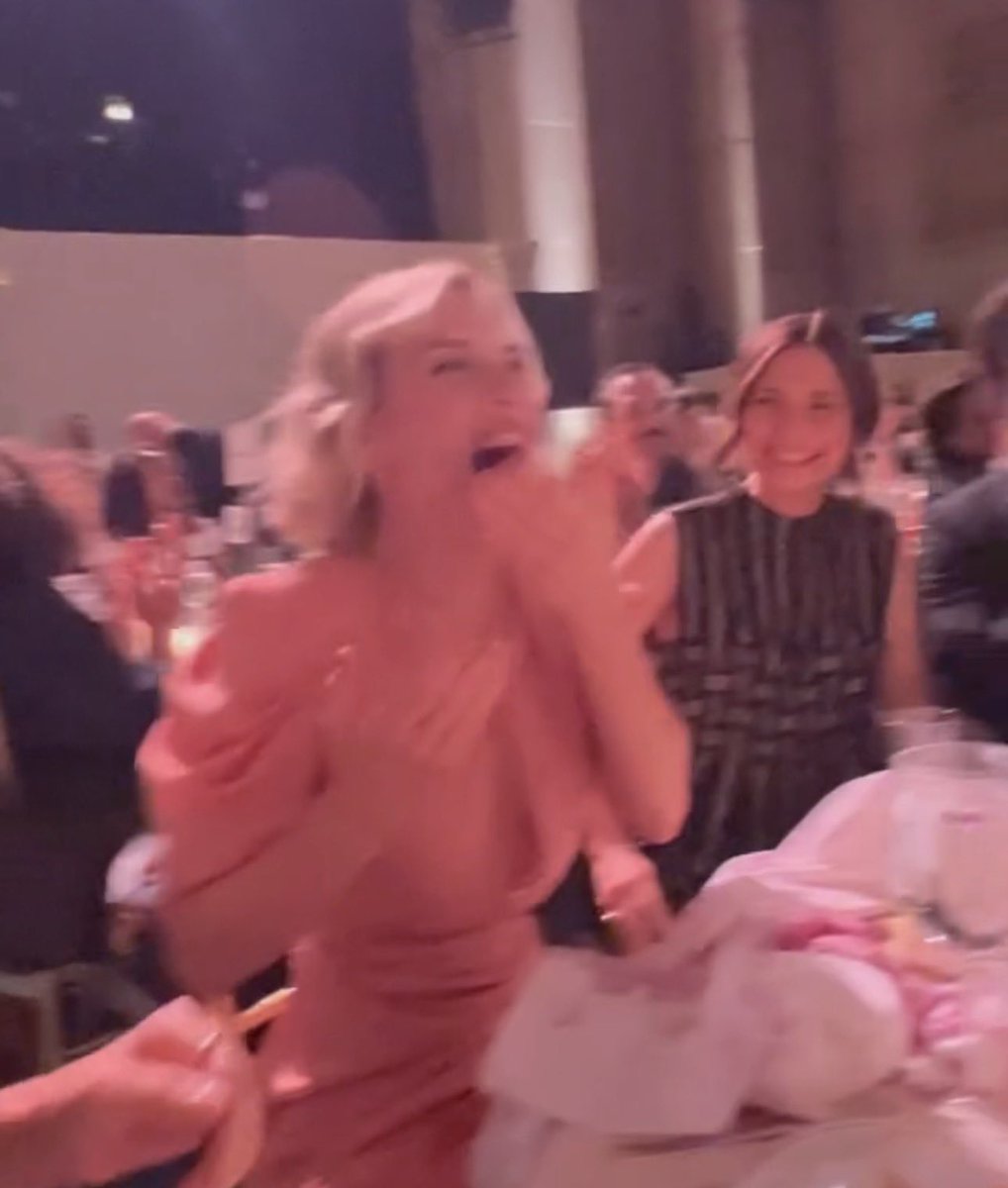 hqneyzosia's tweet photo. FROM THE WAY SHE’S FACING…… LETS ALL BE DELUSIONAL! https://t.co/Xl3lzLRdFD