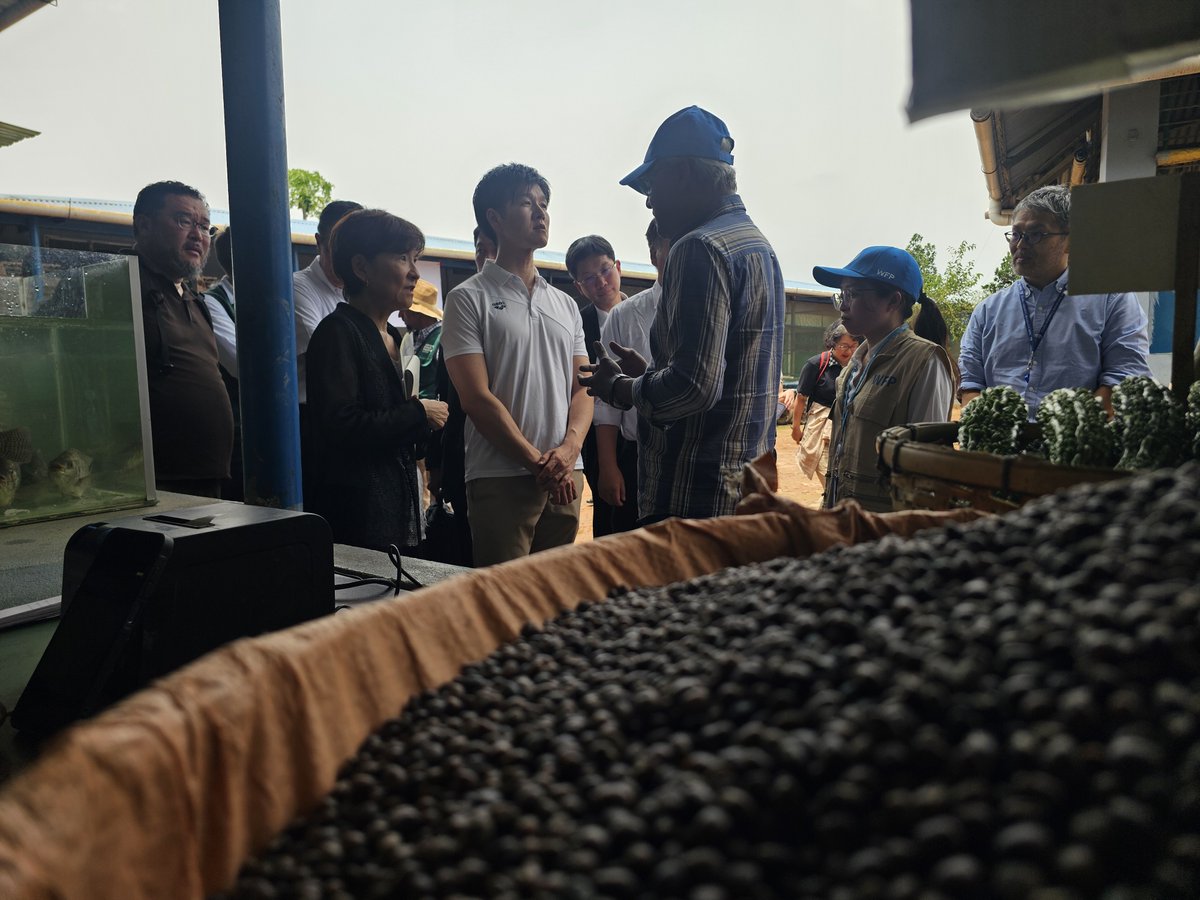 WFP_Bangladesh's tweet photo. Japan’s Minister Suzuki Norikazu visited Cox’s Bazar to see how WFP supports Rohingya refugees with food aid, logistics & school feeding. He toured Modhurchara Hub, an e-voucher outlet & a learning centre. WFP thanks 🇯🇵 for continued support to 🇧🇩
#wfpbd50 #rohingyaresponse https://t.co/UfukEp8kV6