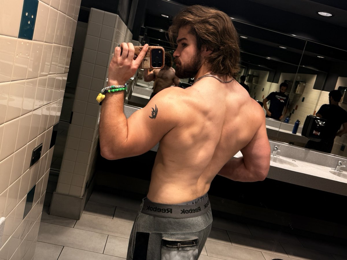ry34827's tweet photo. RAKAKAKA ARM DAY RAKAKA😝😝 https://t.co/vc1zcRTWbq