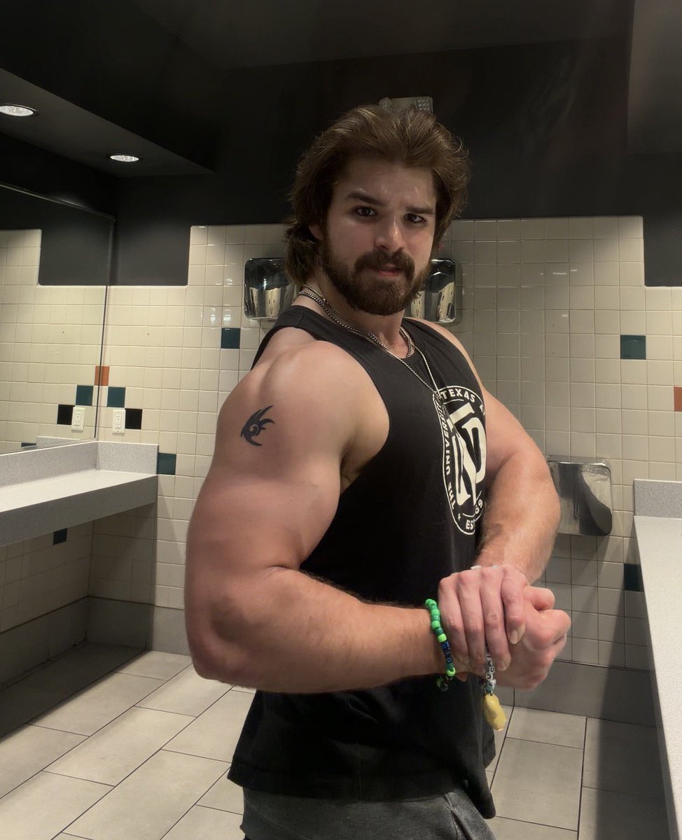ry34827's tweet photo. RAKAKAKA ARM DAY RAKAKA😝😝 https://t.co/vc1zcRTWbq