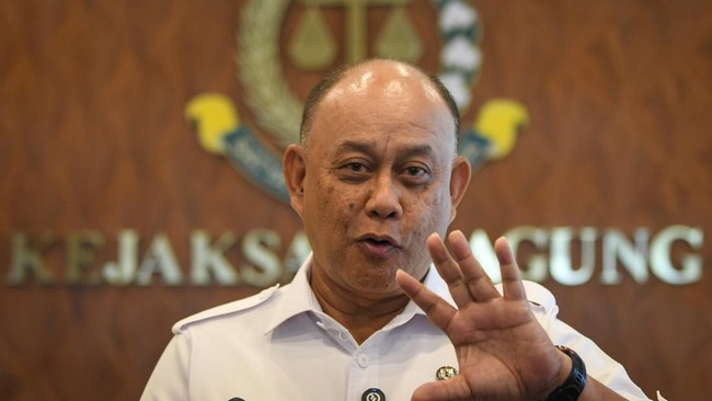 Navpem's tweet photo. Dadan Hindayana 

Kebijakan dan Isu Kontroversial selama kurang lebih 1 tahun 9 bulan jabatannya sebagai pemimpin BGN:

🔸Kualitas Makanan dan Tingginya Angka Keracunan: 
Per November 2025, 211 insiden keracunan (48% dari total nasional). Lebih dari 11.000 orang jadi korban.

🔸Laporan Dugaan Mark Up Anggaran: 
Mei 2026, ICW melaporkan Dadan ke KPK terkait dugaan mark-up anggaran Rp 49,5 miliar untuk program sertifikasi halal tahun 2025.

🔸Pengadaan Motor Listrik: 
Membeli 21.801 unit motor listrik dengan harga Rp42 juta/unit (diklaim di bawah harga pasar Rp52 juta). Banyak keganjilan dalam prosesnya

🔸Sanksi ke Siswa karena Orang Tua Kritis: 
Dua siswa di Pesawaran tidak mendapat MBG selama tiga hari setelah orang tua mereka mengkritik pelayanan MBG di medsos. Ini adalah bentuk kekerasan psikis terhadap anak.

🔸Wacana MBG untuk Anak di Arab Saudi: 
DPR menganggapnya tidak relevan. Pasalnya, target program MBG di dalam negeri aja (82 juta penerima pada 2026) saja belum tercapai. Alih-alih memenuhi ia justru mewacanakan perluasan ke Jeddah.