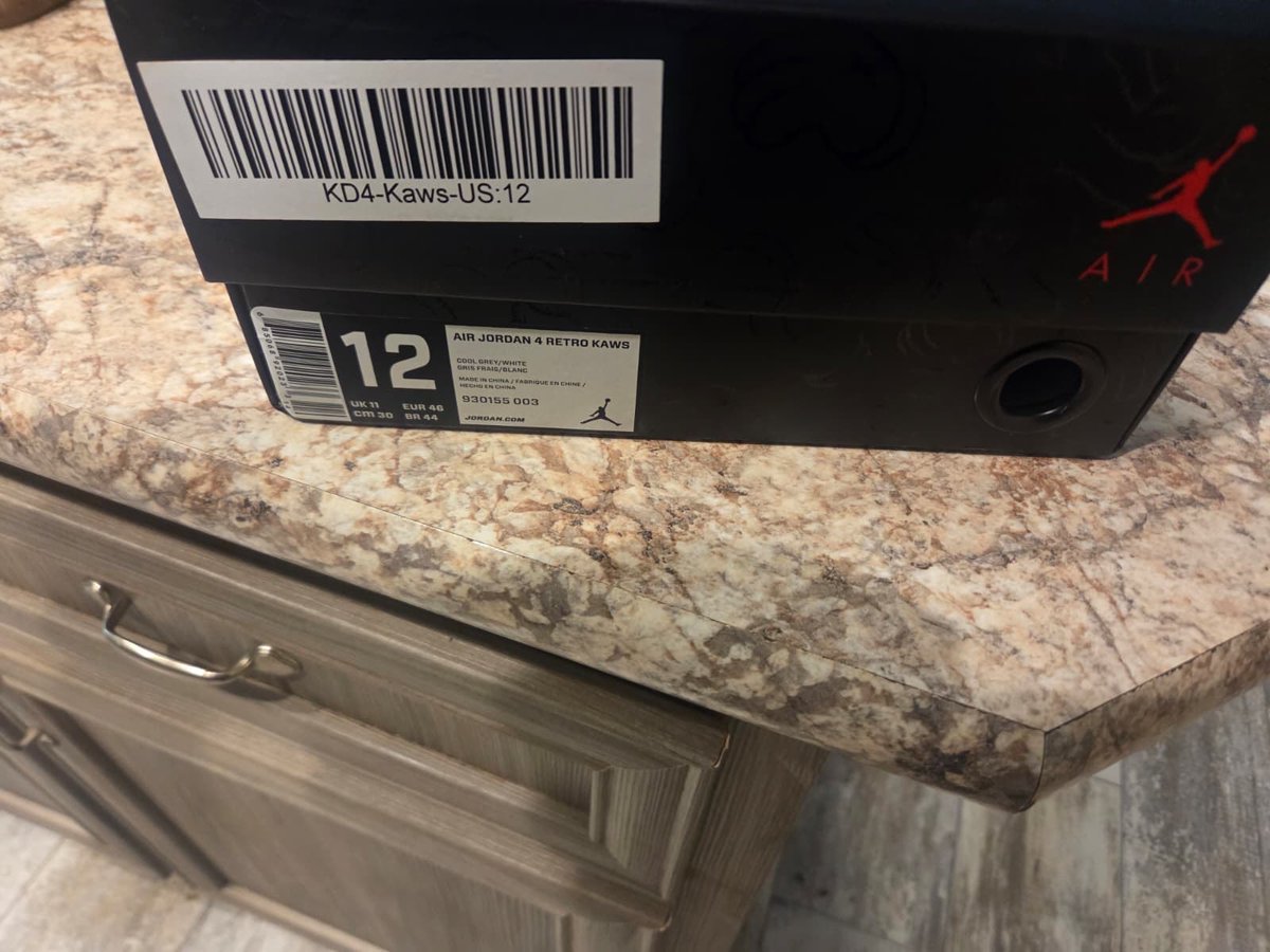 Kingsolevip's tweet photo. Customer reviews back #jordan4kaws https://t.co/Aqlb10WxLv