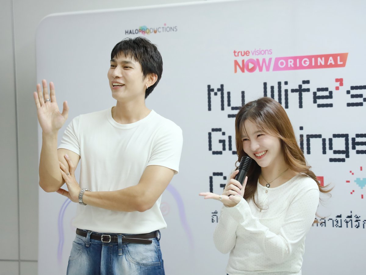 circle_update's tweet photo. “มิว ศุภศิษฏ์” – “ออม สุชาร์” ชวนแฟนคลับดูซีรีส์ตอนแรกสุดเอ็กซ์คลูซีฟ
พร้อมผู้กำกับ เปิดใจเบื้องหลังการกลับมาร่วมงานครั้งสำคัญใน “ถึงคุณภรรยา…จากสามีที่รัก”
#ถึงคุณภรรยาจากสามีที่รัก #MyWifesGunslingerGod
#MewSuppasit #AomSushar
#TrueVisionsNOWOriginal #HaloProductions
#MWGGFirstPremiere
ก่อนจะสตรีมตอนแรกอย่างเป็นทางการในวันที่ 1 มิถุนายนนี้ ทาง TrueVisions NOW และ Halo Productions ได้จัดกิจกรรมรับชมซีรีส์สุดเอ็กซ์คลูซีฟของซีรีส์โรแมนติกคอมเมดี้เรื่อง “ถึงคุณภรรยา…จากสามีที่รัก” (My Wife’s Gunslinger God) โดยเปิดโอกาสให้แฟนคลับได้ร่วมชมตอนแรกไปพร้อมกับทีมนักแสดง ผู้กำกับ อย่างใกล้ชิด ท่ามกลางบรรยากาศอบอุ่นและเป็นกันเอง
ภายในงาน นำโดยสองนักแสดงนำ “มิว ศุภศิษฏ์ จงชีวีวัฒน์” และ “ออม สุชาร์ มานะยิ่ง” ข้าว ไทธัญญ์, ที่มาร่วมรับชมซีรีส์พร้อมแฟน ๆ เป็นครั้งแรก ร่วมด้วยผู้กำกับ ณัฐชวิศร์ สันติวัฒนกุล 
หลังการรับชมตอนแรกจบลง นักแสดงและผู้กำกับได้ร่วมพูดคุยถึงเบื้องหลังการทำงาน ถ่ายทอดประสบการณ์และความรู้สึกตลอดกระบวนการสร้างสรรค์ซีรีส์ โดยหนึ่งในประเด็นที่ได้รับความสนใจจากแฟน ๆ คือการกลับมารับงานแสดงซีรีส์อีกครั้งของทั้ง มิว และ ออม หลังจากห่างหายจากผลงานแนวโรแมนติกคอมเมดี้ไปพักใหญ่
“มิว ศุภศิษฏ์” เผยว่า การรับบท “ระพี” ถือเป็นอีกหนึ่งบทบาทที่ท้าทาย เพราะเป็นตัวละครที่มีมุมมองต่อชีวิตแตกต่างจากตัวเอง และต้องถ่ายทอดความสัมพันธ์ของคู่สามีภรรยาที่เต็มไปด้วยความขัดแย้งแต่แฝงด้วยความอบอุ่น ขณะที่ “ออม สุชาร์” ยอมรับว่ารู้สึกตื่นเต้นกับการกลับมารับบทนำในซีรีส์โรแมนติกคอมเมดี้อีกครั้ง โดยเฉพาะการได้ร่วมงานกับมิวเป็นครั้งแรก ซึ่งทำให้การทำงานเต็มไปด้วยความสดใหม่และเคมีที่น่าติดตาม
ด้านผู้กำกับทั้งสองคนได้เล่าถึงแนวคิดในการดัดแปลงนิยายชื่อดังของ “วฬา” ให้ออกมาเป็นซีรีส์ที่เข้าถึงผู้ชมยุคใหม่มากขึ้น พร้อมผสมผสานทั้งความโรแมนติก คอมเมดี้ และโลกของเกมออนไลน์เข้าไว้ด้วยกัน จนกลายเป็นเรื่องราวความรักที่ทั้งสนุก อบอุ่น และสะท้อนตัวตนของคนรุ่นใหม่ได้อย่างลงตัว
บรรยากาศภายในงานเต็มไปด้วยเสียงหัวเราะและรอยยิ้มจากแฟนคลับที่ได้ใกล้ชิดกับนักแสดงคนโปรด พร้อมร่วมพูดคุยแลกเปลี่ยนความรู้สึกหลังรับชมตอนแรกแบบเอ็กซ์คลูซีฟ หลายเสียงยกให้เคมีของ “มิว – ออม” เป็นอีกหนึ่งจุดเด่นที่น่าจับตามอง และเชื่อว่าจะทำให้ผู้ชมตกหลุมรักคู่สามีภรรยาต่างขั้วคู่นี้ได้ไม่ยาก
สำหรับซีรีส์ “ถึงคุณภรรยา…จากสามีที่รัก” (My Wife’s Gunslinger God) เล่าเรื่องของ “นพเก้า” ครูสาวแสนอ่อนโยนที่ซ่อนตัวตนอีกด้านในโลกเกมออนไลน์ และ “ระพี” ทายาทธุรกิจโรงแรมผู้เกลียดเกมเข้าไส้ เมื่อทั้งคู่ต้องใช้ชีวิตคู่ร่วมกัน ความแตกต่างสุดขั้วจึงนำไปสู่เรื่องราวสุดชุลมุนที่ทั้งชวนหัวเราะและชวนลุ้นไปพร้อมกัน
ติดตามเรื่องราวความรักของคู่แต่งงานต่างขั้ว พร้อมความลับที่อาจเปลี่ยนทุกอย่างไปตลอดกาลในซีรีส์ “ถึงคุณภรรยา…จากสามีที่รัก” (My Wife’s Gunslinger God) สตรีมพร้อมกันวันแรก 1 มิถุนายนนี้ จัดเต็ม 6 ตอนรวด ทาง TrueVisions NOW ที่เดียวเท่านั้น
ชมตัวอย่างซีรีส์: https://t.co/gCvEkwQMZf