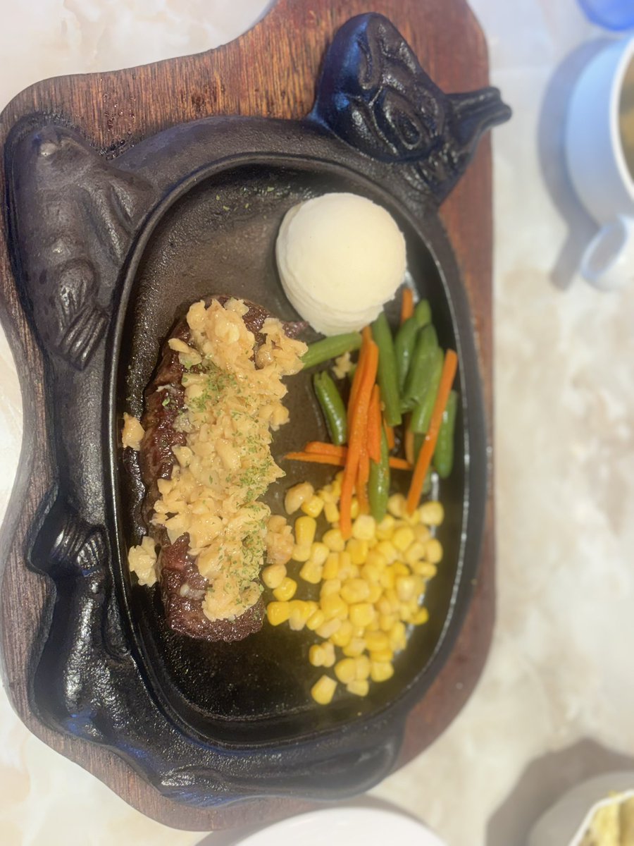 nato___00's tweet photo. いまから臭くなります
お肉の上に乗ってるやつ全部にんにく🧄 https://t.co/I9f6tq3oPF
