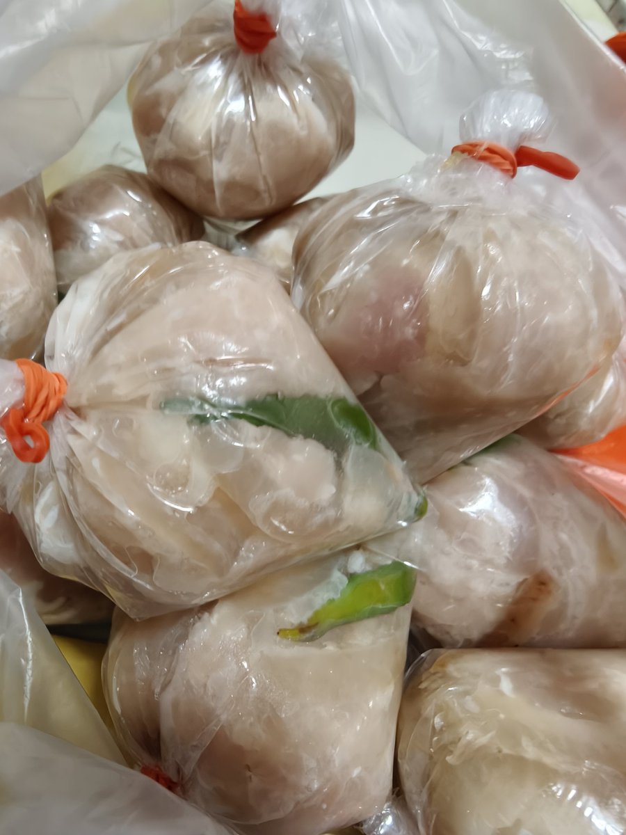 zsar14940693's tweet photo. แหนมตุ้มที่ถูกต้อง 😋
แม่ค้าหยุดทำขายมานานมาก มาเจออีกรอบ ก็ไม่พลาดค่า
เขาทำอร่อยมาก ชอบแบบนี้มากกว่าที่ขายในซุปเปอร์อีก

ขอเมนูแหนมหน่อยค่า นอกจากกินเปล่าๆแล้ว เอาไปทำอะไรดีนะ 🤔 https://t.co/IUbziUNL8I